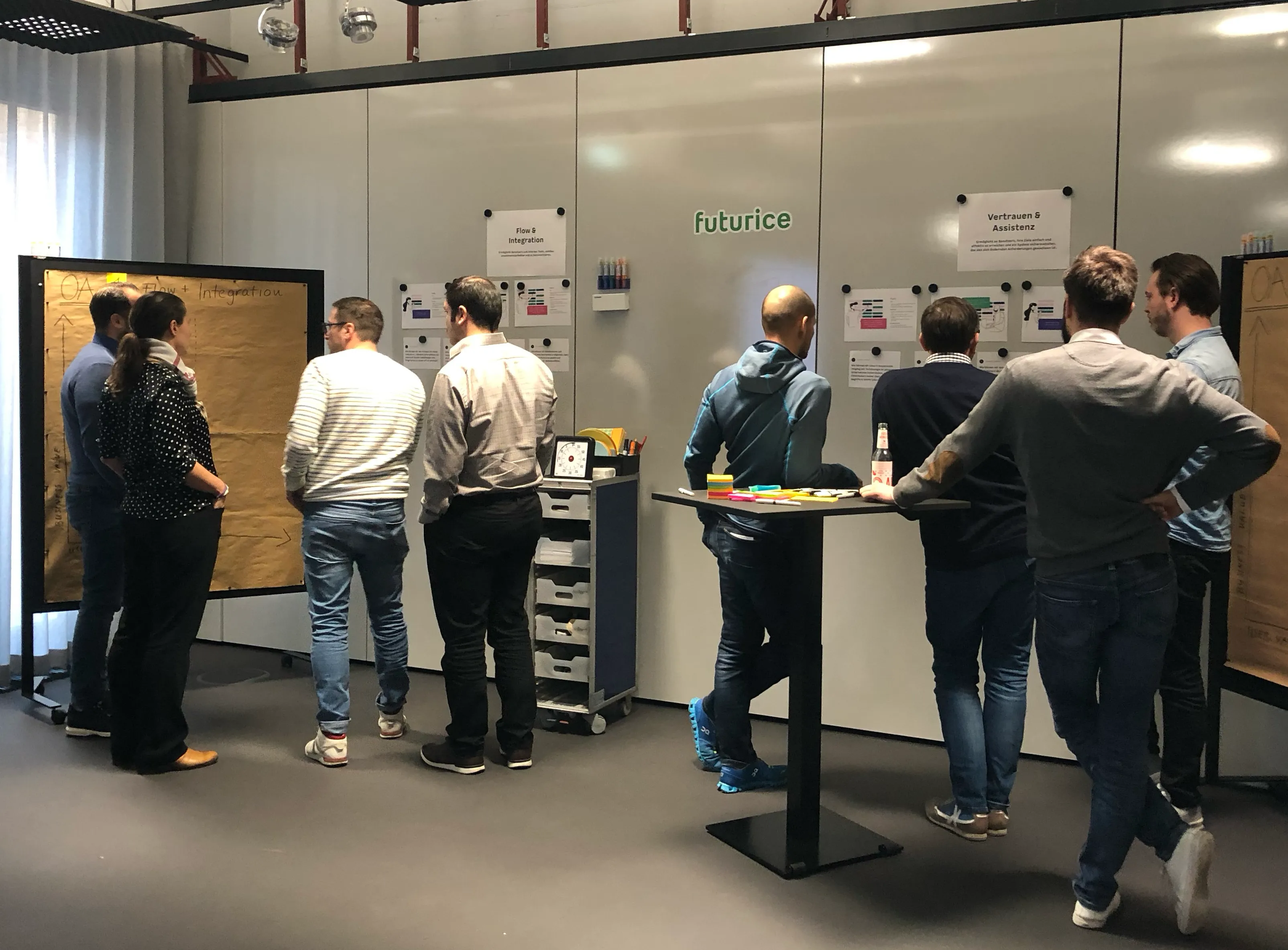 Workshop-Session mit Teilnehmenden, die gemeinsam an einem Tisch arbeiten